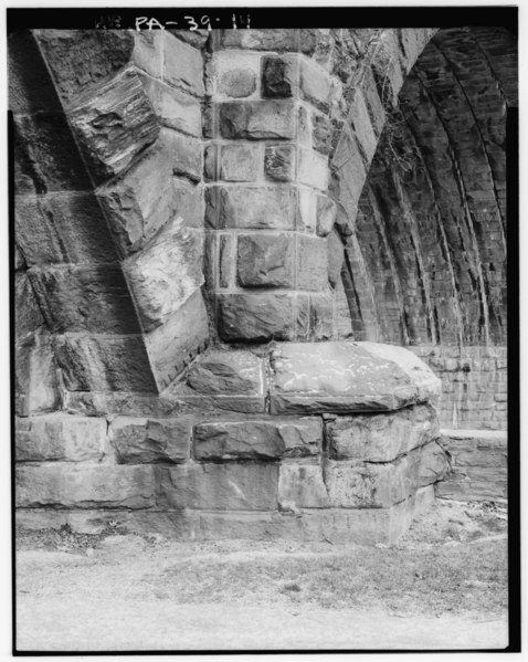 File:DETAIL, BASE OF ARCH NEAR KELLY DRIVE, LOOKING WEST. - Philadelphia and Reading Railroad, Schuylkill River Viaduct, Spanning Schuylkill River, southeast of Roosevelt Boulevard HAER PA,51-PHILA,697-14.tif