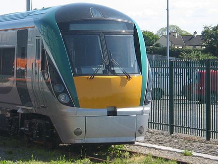 Locomotive du Iarnrod Éireann (DMU Class 22000) à Colbert Station, Limerick, Irlande