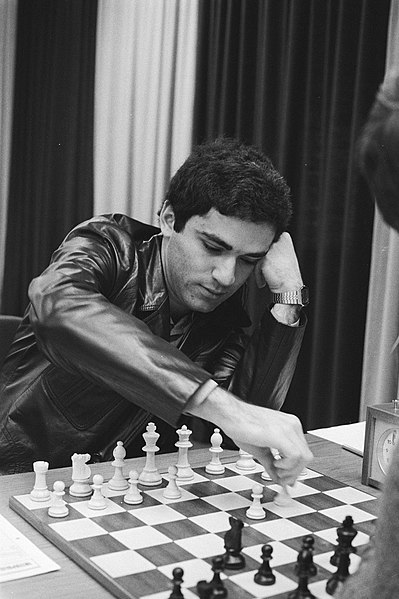 File:De 18-jarige Rus Garri Kasparov aan zet, Bestanddeelnr 931-7203.jpg