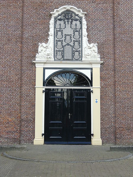 File:De hoofdingang van de grote Kerk.JPG