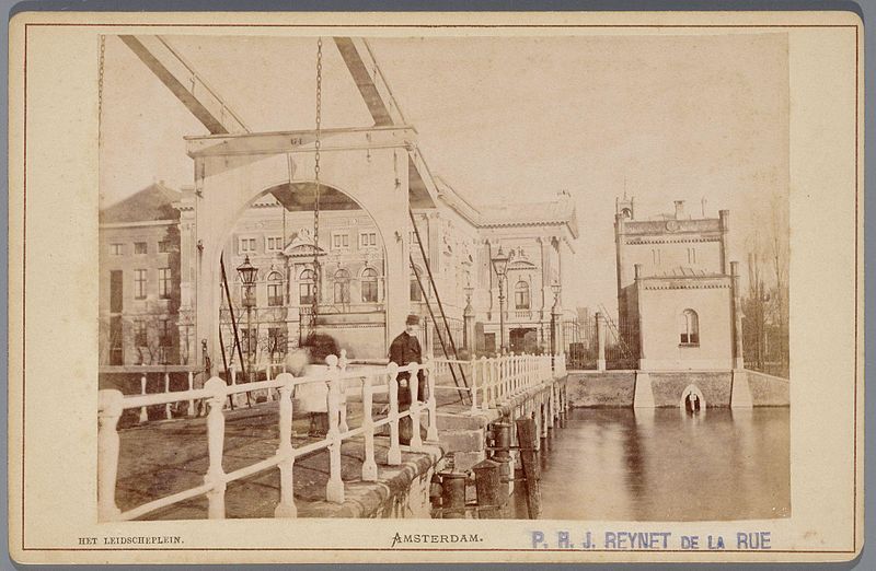 File:De in 1874 verbouwde Stadsschouwburg op het Leidseplein en de Leidsche barrière gezien vanaf de Buitensingel (Singelgracht).jpg