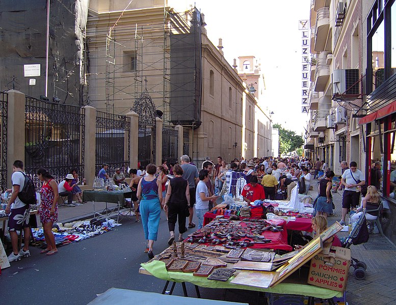 File:Defensa Sunday market.JPG