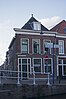 Woonhuis, in 1862 gebouwd als pand met beneden- en bovenwoning, in een sobere traditioneel-classicistische bouwtrant. Rond 1920 verbouwd tot één woning waarbij een kozijn met twee voordeuren werd vervangen door kozijn met één fraai uitgevoerde deur met zij- en bovenlichten.