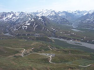 Blick oberhalb des Eielson Visitor Center nach Süden; der Sunset-Gletscher befindet sich rechts oben im Bild am oberen Talende