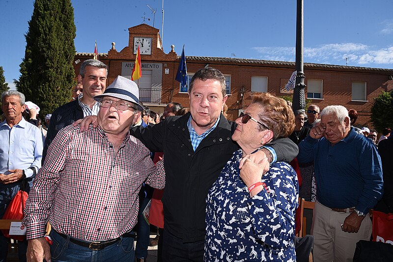 File:Desayuno con militantes y vecinos en Yuncos (Toledo) (47879564291).jpg