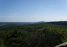 Sicht vom Koppeturm nach Süden mit Blick auf den Dünsberg, dahinter links der Steinkopf im Taunus