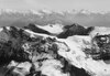 Wildstrubel von Norden. Im Grat oberhalb der Mitte von Links: Pt. 2973 m, Pt. 2993 m, Schwarzhorn. Dann, oberhalb des Lämmerengletschers, Rothorn-Nordostgipfel und Rothorn-Hauptgipfel. Weiter rechts Schneehorn und der Schultergipfel des Kleinen Schneehorns. Der rechts anschliessende Firngrat leitet zum Wildstrubel-Hauptgipfel (nicht im Bild). Links unterhalb des Schwarzhorns der Grossstrubelgipfel mit Firndach rechts und steil abfallendem Ostgrat links.