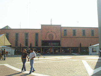Palacio Municipal de Ecatepec al fondo y explanada del Zócalo de Ecatepec