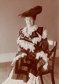 Edith Roosevelt, deuxième épouse de Theodore Roosevelt, photographiée vers 1903 par Frances Benjamin Johnston. (définition réelle 3 556 × 5 088)