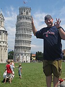 Fotografía turística típica con la torre de Pisa