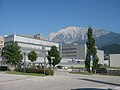 Fabrica Swarovski din Wattens. Pe fundal sunt Munții Karwendel.