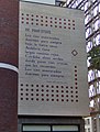 Poema De profundis en el muro oriental de Kamerlingh Onnes Gebouw, en Leiden (Países Bajos). / The poem De profundis of the Spanish poet Federico García Lorca on the eastern wall of the Kamerlingh Onnes Gebouw, at the corner of the Langebrug and the Zonneveldstraat in Leiden, The Netherlands.