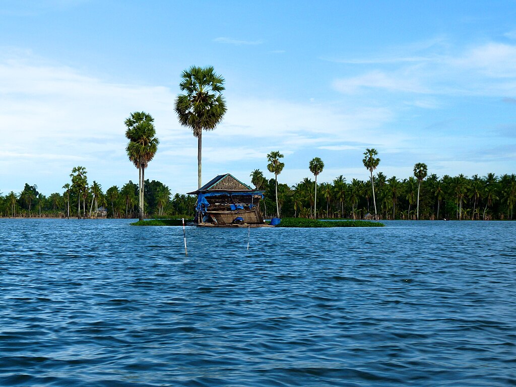 Floating houses on Lake Tempe