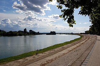 The Save em Slavonski Brod com vista da ponte da fronteira para a Bósnia