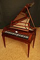 黒鍵と白鍵の白黒が逆転したピアノの例。アントン・ワルターが1805年頃製作した楽器のレプリカ、ポール・マクナルティー製作。