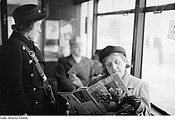 戦後初期の電車の車内（1950年撮影）