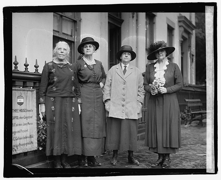 File:Four unidentified women), 5-18-22 LOC npcc.06334.jpg