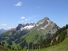 Dent de Brenleire (2358 m ü. M., rechts vorne) und Vanil Noir (2389 m ü. M., hinten).