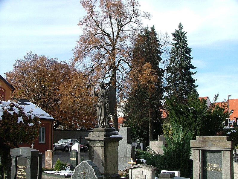 File:Friedhof - panoramio (104).jpg