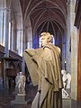 Die Kirche als Museum. Vorne die Statue Schinkels von Friedrich Tieck.