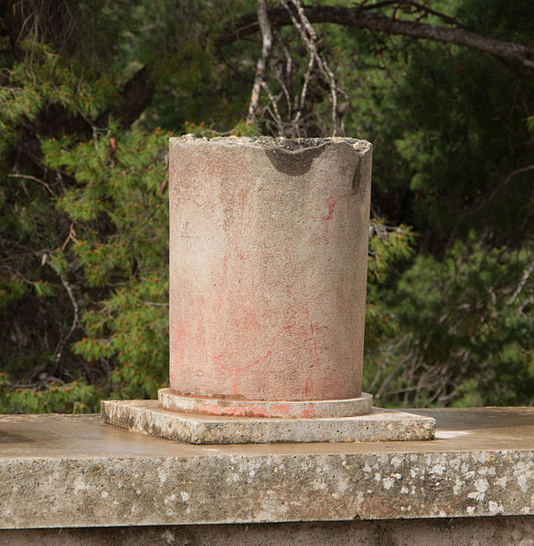 File:Fut de colonne à Cnossos, Crète.jpg