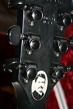 Miniatuur voor Bestand:Gibson Les Paul Studio Gothic headstock back 3.jpg