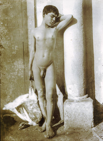 File:Gloeden, Wilhelm von (1856-1931) - n. 0914 - da - Amore e arte, p. 85.jpg