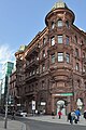 Deutsch: Büro- und Geschäftshaus Große Bleichen 8 in Hamburg-Neustadt. Sitz des Honorarkonsulates von Slowenien.