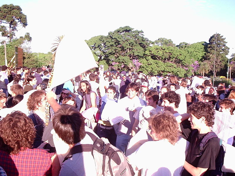 File:Guerra de Almohadas en el Planetario 2.JPG