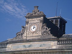 Horloge sur le fronton de la façade.