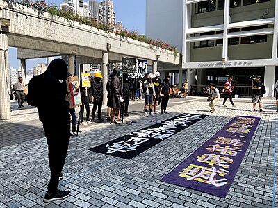 2019年11月6日香港大學校內遊行，聲援11月4日從尚德邨停車場的三樓跌下二樓重傷的香港科技大學學生周梓樂