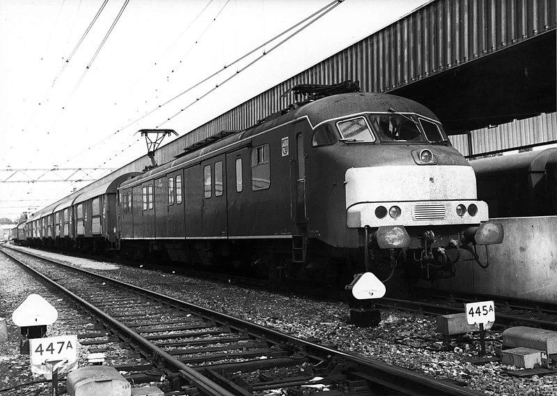 File:HUA-152061-Afbeelding van een electrisch motorpostrijtuig (plan mP) van de P.T.T. met postwagens type Hbbkkss langs het postperron te Utrecht.jpg