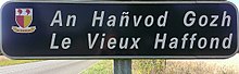 A bilingual road sign in Breton and French, showing soft mutation of kozh to gozh Hanvod.jpg