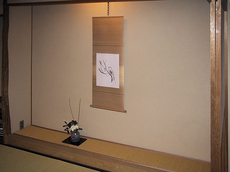 File:Hanging scroll and Ikebana in Tokonoma.jpg