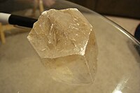 Гексагональний кристал ганкситу[en], один із багатьох мінералів гексагональної кристалічної системи