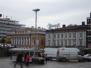 Åbo Svenska Teater ligger till vänster, en ingång till Hansakvarteret i mitten, Salutorget syns i förgrunden.