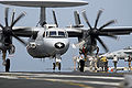 Ein Charles de Gaulle E-2C Hawkeye Touch-and-Go auf dem Flugdeck von John C. Stennis zur Unterstützung der in Afghanistan eingesetzten Streitkräfte (12. April 2007)