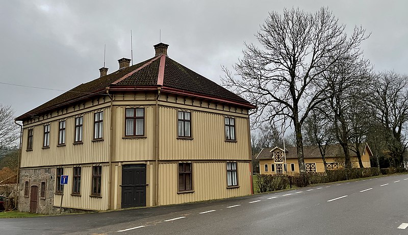 File:Hedenlunds handelshus sett från Svenljungavägen.jpg