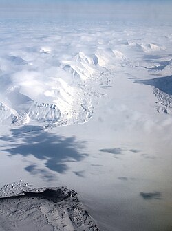 Sneagruva v zálivu Van Mijenova fjordu na leteckém snímku z roku 2012