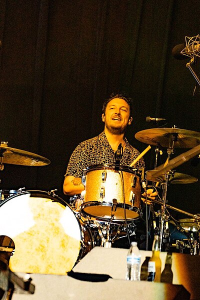 Helders performing with Arctic Monkeys in 2022