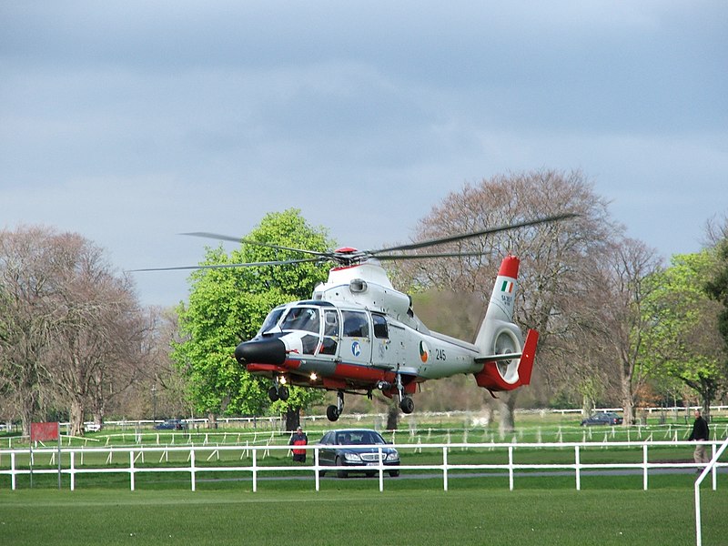 File:Helicopter Lands in Park 03.jpg