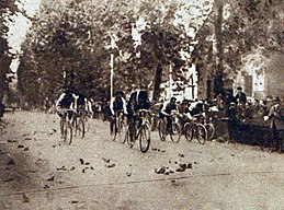 Henri Pélissier, vainqueur au sprint du Tour de Lombardie en 1911.jpg