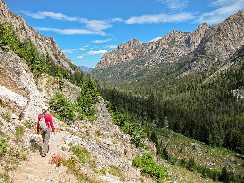 File:Hiker and Redfish Canyon from Alpine Lake trail in Sawtooth Wilderness.jpg