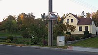 Čeština: Dopravní zrcadla a červená turistická značka v Hlincové Hoře, okres České Budějovice. English: Traffic mirrors in Hlincová Hora, České Budějovice District, South Bohemian Region, Czechia.