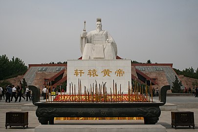 Статуя Хуан-ді в його храмі в Сіньчжені