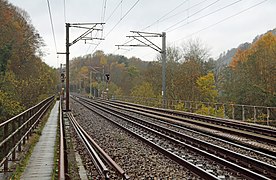 La ligne 166 sur le pont ferroviaire près de la Roche al Pène à Hulsonniaux (Houyet)