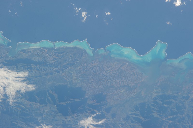 File:ISS036-E-12691 - View of New Caledonia.jpg