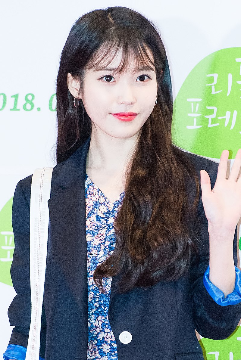800px-IU_at_Little_Forest_VIP_premiere_on_February_26%2C_2018_%284%29.jpg