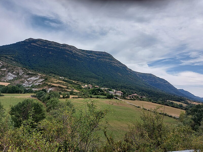 File:Isún de Basa. Panorámica.jpg