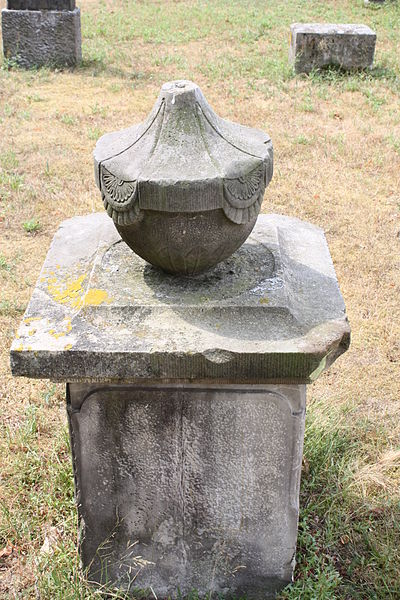 File:Jüdischer Friedhof Barenburg Juni 2010 057.JPG